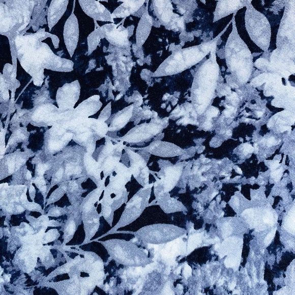 •CUPIO•BLUE FLORAL PEPLUM V-NECK LONG SLLEVE VISCOSE/SPANDEX BLOUSE. SIZE LARGE - Picture 4 of 9